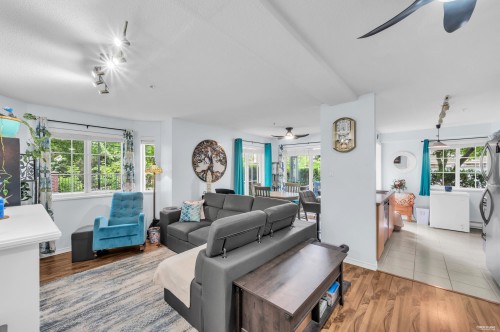 112-14877 100 Avenue, Surrey, BC - Indoor Photo Showing Living Room