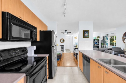 112-14877 100 Avenue, Surrey, BC - Indoor Photo Showing Kitchen With Double Sink