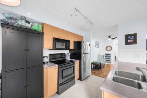 112-14877 100 Avenue, Surrey, BC - Indoor Photo Showing Kitchen With Double Sink