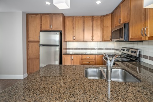 303-3192 Gladwin Road, Abbotsford, BC - Indoor Photo Showing Kitchen With Double Sink
