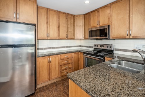 303-3192 Gladwin Road, Abbotsford, BC - Indoor Photo Showing Kitchen With Double Sink