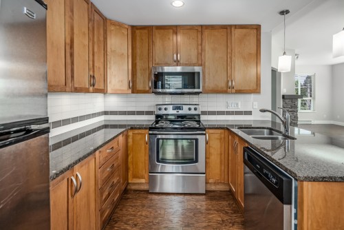 303-3192 Gladwin Road, Abbotsford, BC - Indoor Photo Showing Kitchen With Double Sink