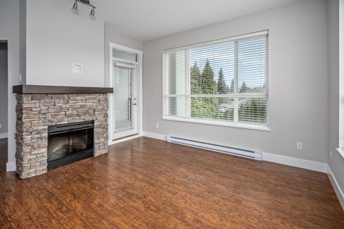 303-3192 Gladwin Road, Abbotsford, BC - Indoor Photo Showing Living Room With Fireplace