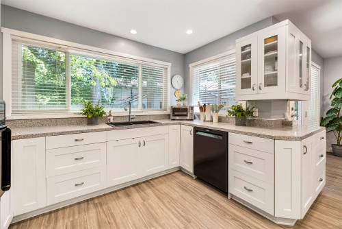 20179 37 Avenue, Langley, BC - Indoor Photo Showing Kitchen With Double Sink