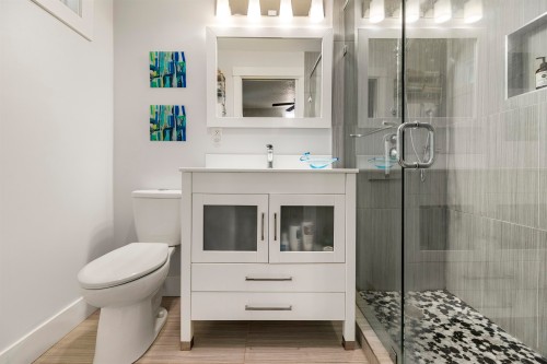 20179 37 Avenue, Langley, BC - Indoor Photo Showing Bathroom