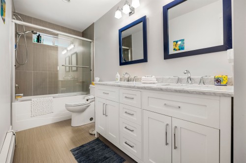 20179 37 Avenue, Langley, BC - Indoor Photo Showing Bathroom