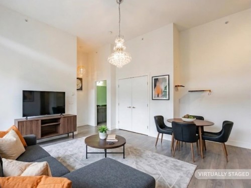 405-15628 104 Avenue, Surrey, BC - Indoor Photo Showing Living Room
