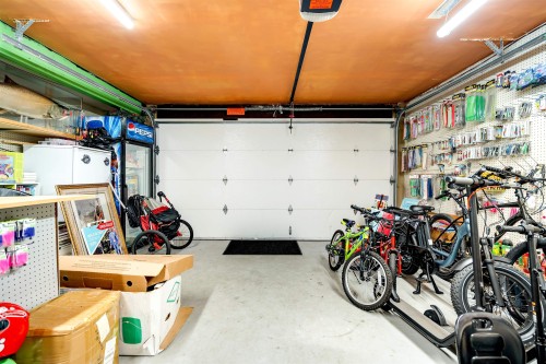 14596 89 Avenue, Surrey, BC - Indoor Photo Showing Garage