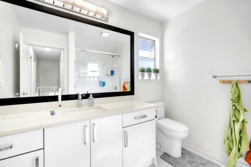 14596 89 Avenue, Surrey, BC - Indoor Photo Showing Bathroom