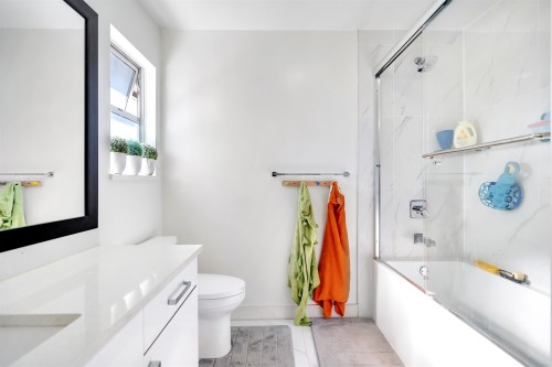 14596 89 Avenue, Surrey, BC - Indoor Photo Showing Bathroom
