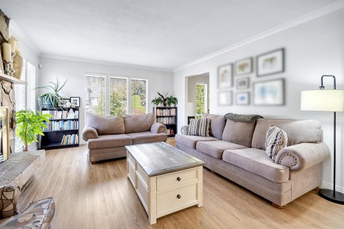 14596 89 Avenue, Surrey, BC - Indoor Photo Showing Living Room