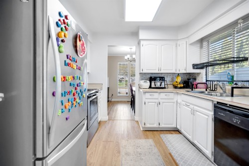 14596 89 Avenue, Surrey, BC - Indoor Photo Showing Kitchen With Double Sink