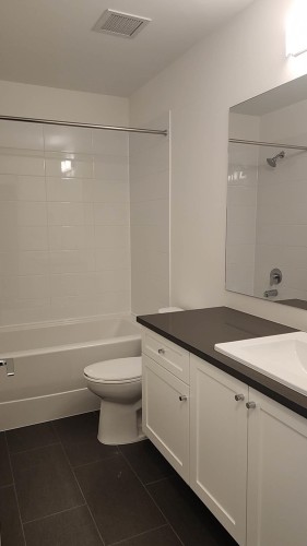 15735 85 Avenue, Surrey, BC - Indoor Photo Showing Bathroom