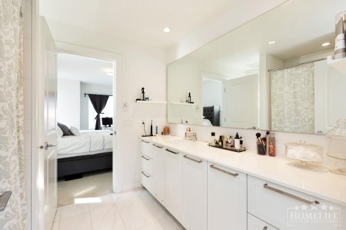 17-15828 27 Avenue, Surrey, BC - Indoor Photo Showing Bathroom