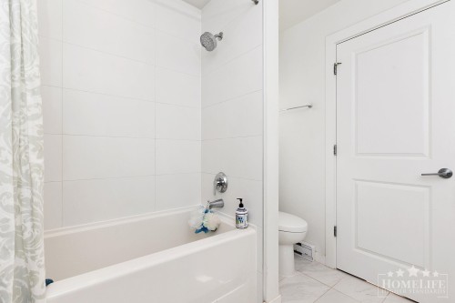 17-15828 27 Avenue, Surrey, BC - Indoor Photo Showing Bathroom