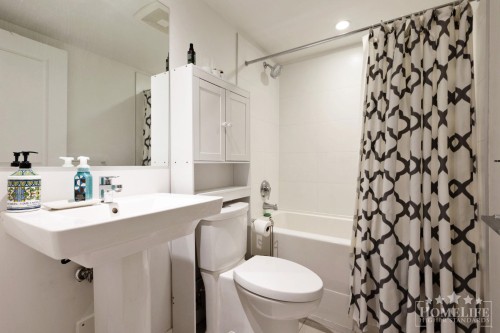 17-15828 27 Avenue, Surrey, BC - Indoor Photo Showing Bathroom