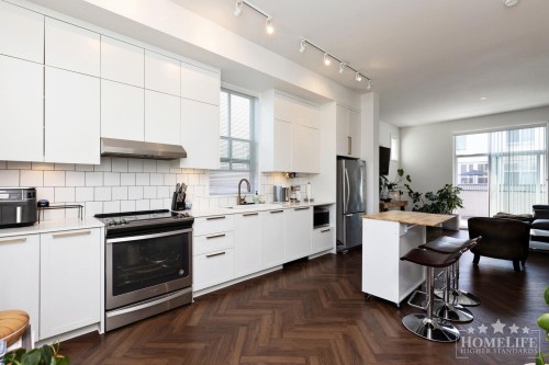 17-15828 27 Avenue, Surrey, BC - Indoor Photo Showing Kitchen With Upgraded Kitchen