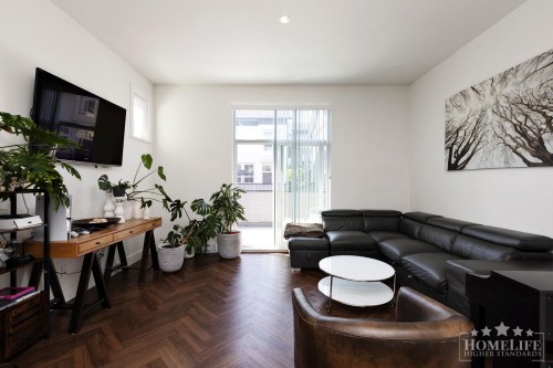 17-15828 27 Avenue, Surrey, BC - Indoor Photo Showing Living Room