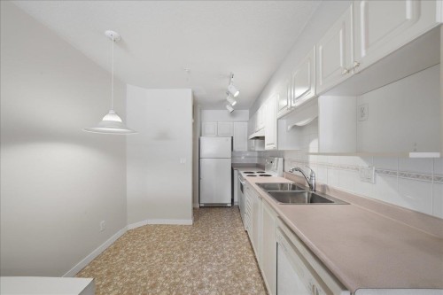 210-2963 Nelson Place, Abbotsford, BC - Indoor Photo Showing Kitchen With Double Sink