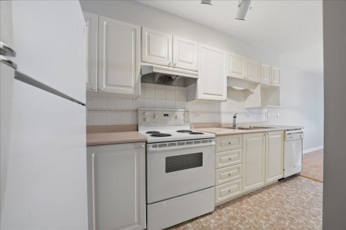 210-2963 Nelson Place, Abbotsford, BC - Indoor Photo Showing Kitchen