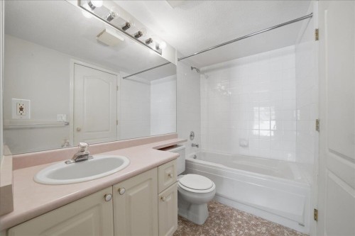210-2963 Nelson Place, Abbotsford, BC - Indoor Photo Showing Bathroom