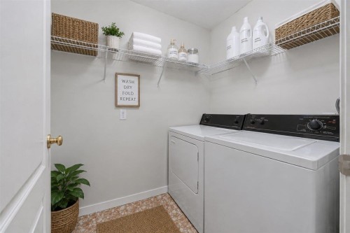 210-2963 Nelson Place, Abbotsford, BC - Indoor Photo Showing Laundry Room
