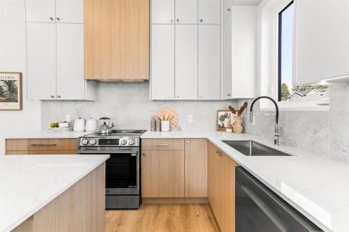 102-16761 21 Avenue, Surrey, BC - Indoor Photo Showing Kitchen With Upgraded Kitchen
