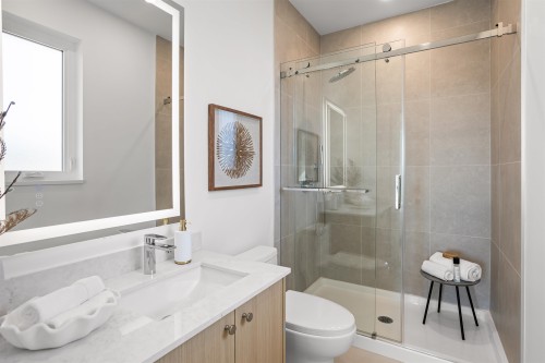 102-16761 21 Avenue, Surrey, BC - Indoor Photo Showing Bathroom