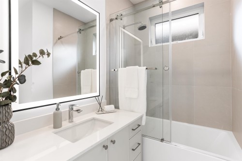 102-16761 21 Avenue, Surrey, BC - Indoor Photo Showing Bathroom