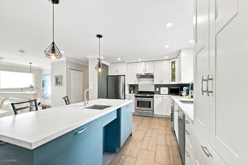 15467 Poplar Drive, Surrey, BC - Indoor Photo Showing Kitchen With Stainless Steel Kitchen With Upgraded Kitchen