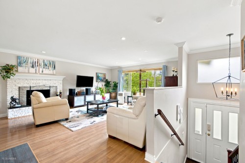 15467 Poplar Drive, Surrey, BC - Indoor Photo Showing Living Room With Fireplace