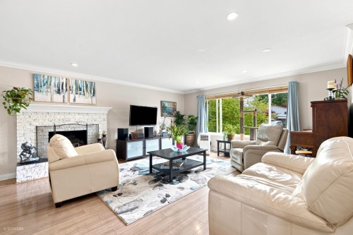 15467 Poplar Drive, Surrey, BC - Indoor Photo Showing Living Room With Fireplace