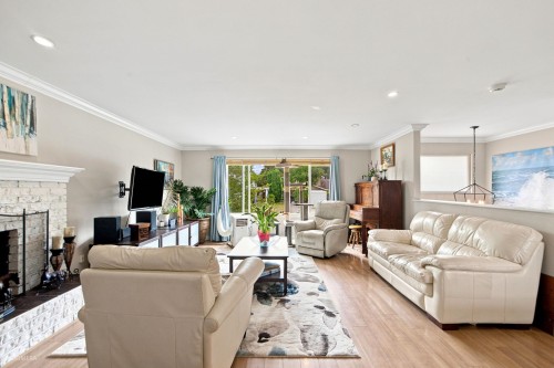 15467 Poplar Drive, Surrey, BC - Indoor Photo Showing Living Room With Fireplace