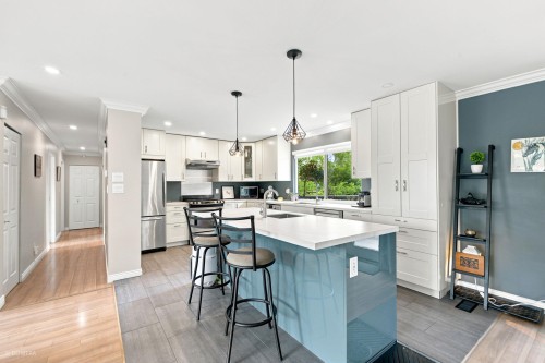 15467 Poplar Drive, Surrey, BC - Indoor Photo Showing Kitchen With Upgraded Kitchen