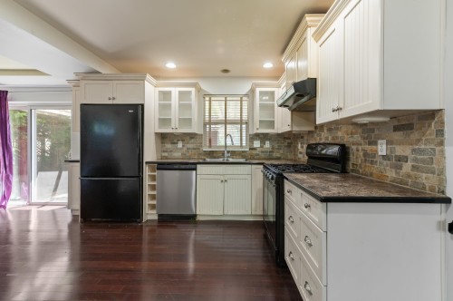 14770 60 Avenue, Surrey, BC - Indoor Photo Showing Kitchen With Double Sink
