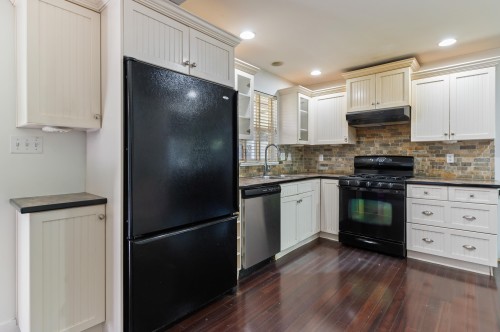 14770 60 Avenue, Surrey, BC - Indoor Photo Showing Kitchen With Double Sink