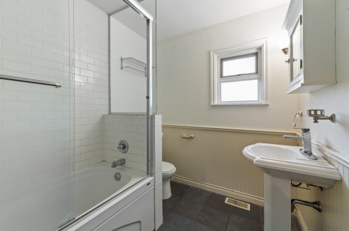 14770 60 Avenue, Surrey, BC - Indoor Photo Showing Bathroom