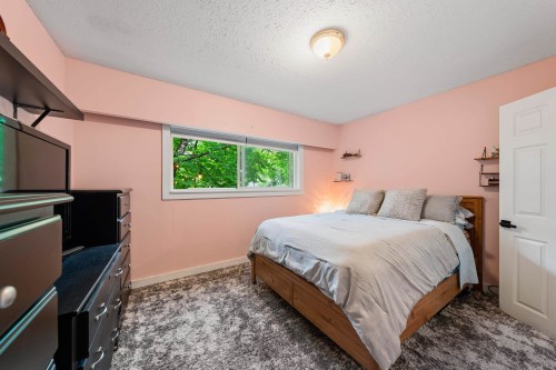 14073 Antrim Road, Surrey, BC - Indoor Photo Showing Bedroom