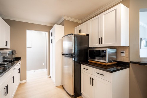 313-1830 Southmere Crescent E, Surrey, BC - Indoor Photo Showing Kitchen