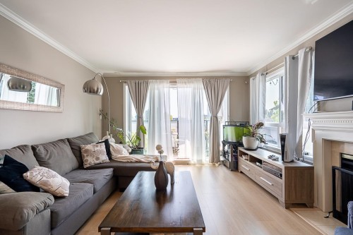 313-1830 Southmere Crescent E, Surrey, BC - Indoor Photo Showing Living Room