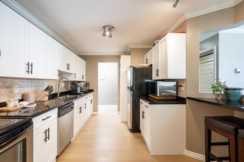 313-1830 Southmere Crescent E, Surrey, BC - Indoor Photo Showing Kitchen
