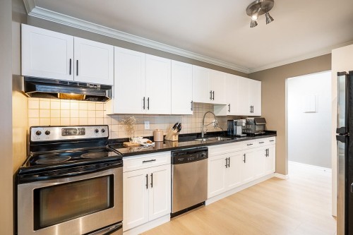 313-1830 Southmere Crescent E, Surrey, BC - Indoor Photo Showing Kitchen With Double Sink