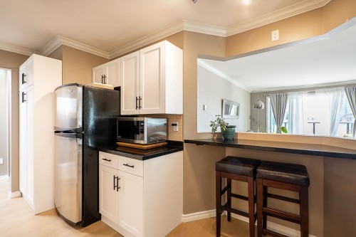 313-1830 Southmere Crescent E, Surrey, BC - Indoor Photo Showing Kitchen