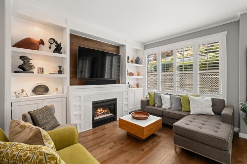 1157 Vidal Street, White Rock, BC - Indoor Photo Showing Living Room With Fireplace