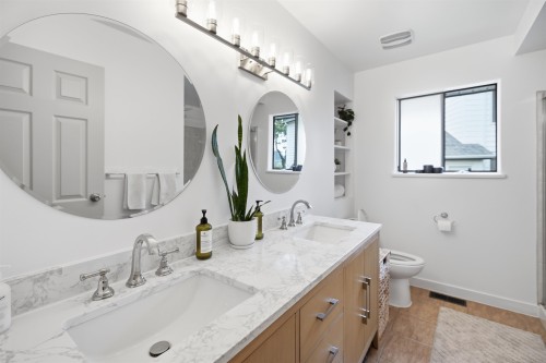 1970 Powell Crescent, Abbotsford, BC - Indoor Photo Showing Bathroom