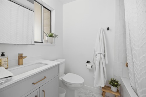 1970 Powell Crescent, Abbotsford, BC - Indoor Photo Showing Bathroom