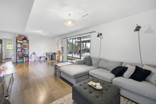 1970 Powell Crescent, Abbotsford, BC - Indoor Photo Showing Living Room