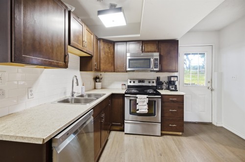 1970 Powell Crescent, Abbotsford, BC - Indoor Photo Showing Kitchen With Stainless Steel Kitchen With Double Sink