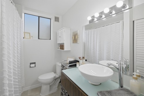 1970 Powell Crescent, Abbotsford, BC - Indoor Photo Showing Bathroom