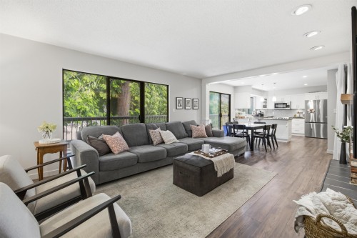 1970 Powell Crescent, Abbotsford, BC - Indoor Photo Showing Living Room